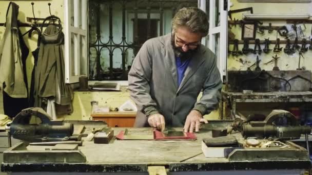 Craftsman Cleaning Etching Creative Ornament Golden Frame Using Hard Piece — Vídeos de Stock