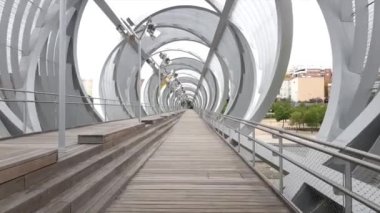 Sporcu parkta koşuyor