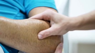 Klinikteki iyileşme terapisi sırasında tanınmayan bir adamın kırbaç yemesi ve kırbaç kullanması.