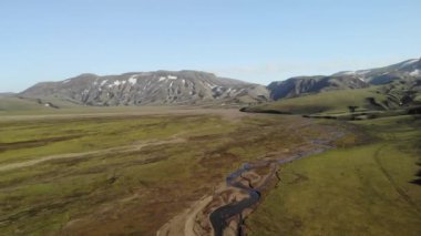 Nehrin manzarası yukarıdan İzlanda 'daki dağ arazisi arasında akıyor.
