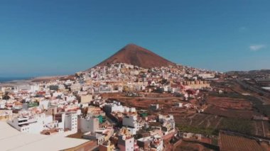 Ada kıyısındaki kasabanın manzarası