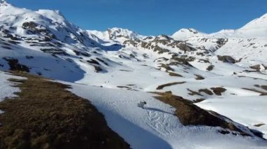 Karlı dağlarda koşan çocuk