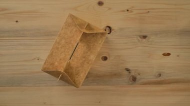 Ramen çorbası malzemelerini ahşap masaya yerleştirilmiş paket kâğıt kutuda durdurun.
