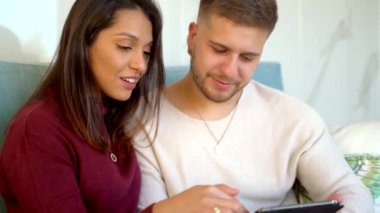 Hafta sonları eğlenirken çift tarama tableti bilgisayarı