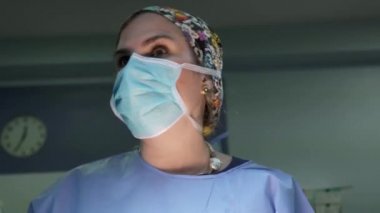 Ameliyathanede çalışan kadın cerrah.