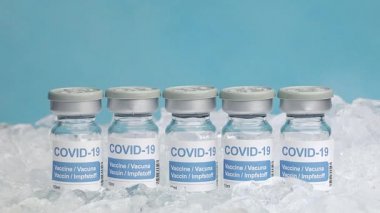 COVID 19 aşısı olan cam şişeleri dondurucuda buzun içine koyun.