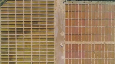 Yolları olan deniz manzarası