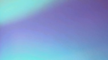 Cam yüzeyin sol köşesinde çeşitli renklerin parlak yansımaları var.