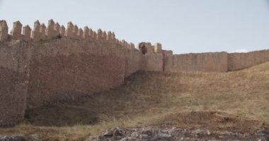 Mavi gökyüzünün arka planındaki eski şatonun kalıntılarına doğru bak.
