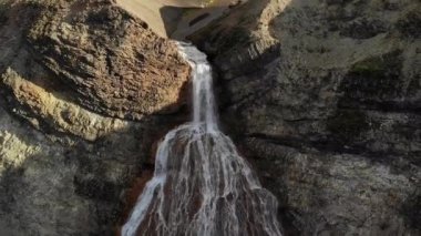 Engebeli kayalık arazi boyunca akan ve İzlanda 'nın dağlık yamaçlarından düşen hızlı ve dar derelerin çekim alanını oluşturan