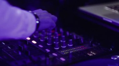 Modern bir kulüpte gece partisinde müzik karıştıran isimsiz bir disk jokeyi.