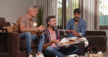 Neşeli, olgun, etnik arkadaşlarla dolu, bira şişeleriyle pizza paylaşan, sıcak oturma odasında birlikte vakit geçiren.