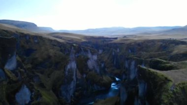 İzlanda 'da güneşli bir günde turkuaz nehri olan yeşil mavi kanyonun resimli hava manzarası