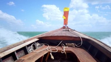 Güzel suda yüzen bir tekne.