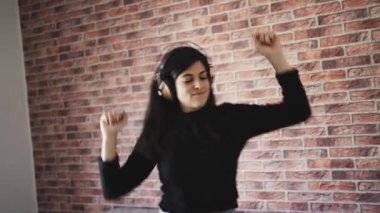 Evde dans eden kadın