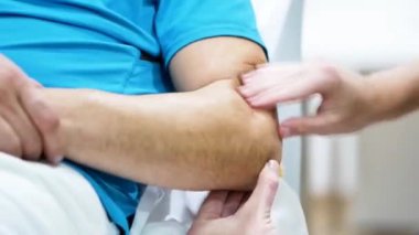 Klinikteki iyileşme terapisi sırasında tanınmayan bir adamın kırbaç yemesi ve kırbaç kullanması.