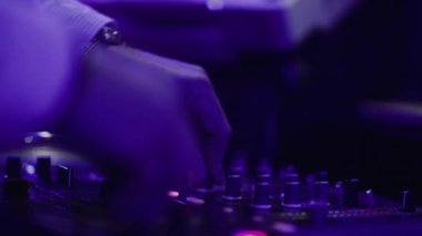 Modern bir kulüpte gece partisinde müzik karıştıran isimsiz bir disk jokeyi.