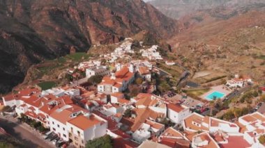 Dağ vadisindeki şehrin insansız hava aracı görüntüsü