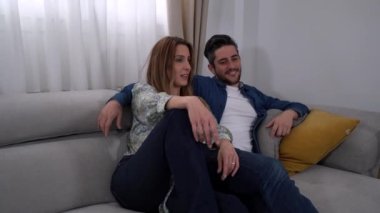 Birbirine aşık bir çift, hafta sonunu evde geçirirken oturma odasında kanepede oturup film tartışır.