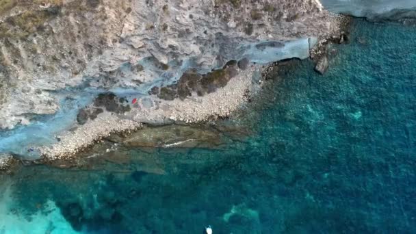 Spectacular Aerial View Calm Sea Clear Turquoise Water Rocky Coastline — Stockvideo