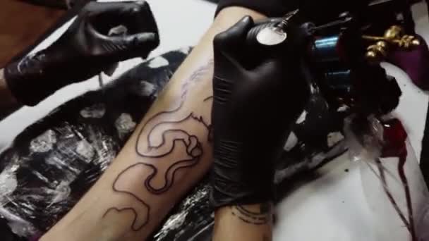 Crop Tattoo Master Macht Kontur Bein Des Kunden — Stockvideo