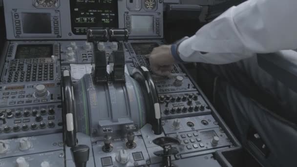 Visão Traseira Colheita Capitão Masculino Anônimo Piloto Sentado Cockpit Avião — Vídeo de Stock