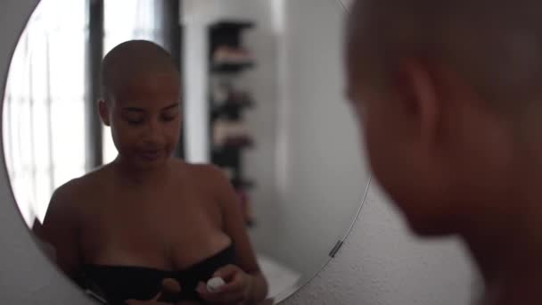 Donna Afroamericana Concentrata Con Taglio Capelli Calvo Guardando Allo Specchio — Video Stock