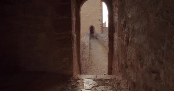 Smalle Stenen Doorgang Tussen Oude Torens Van Oude Vesting Met — Stockvideo