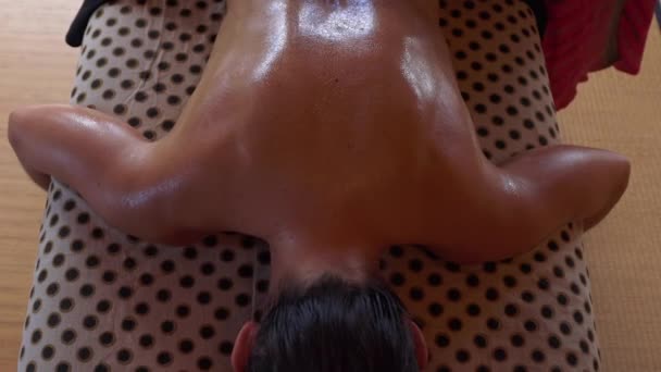 Crop Anonymous Master Performing Ayurvedic Massage Aromatic Oil Back Relaxed — Stock Video