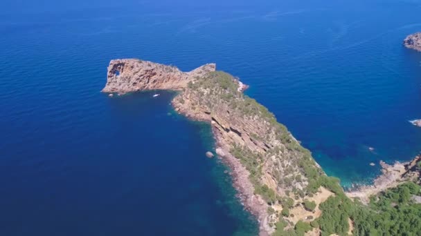 Zoom Out Drone View See Bay Green Rocky Hills Coast — Stock Video