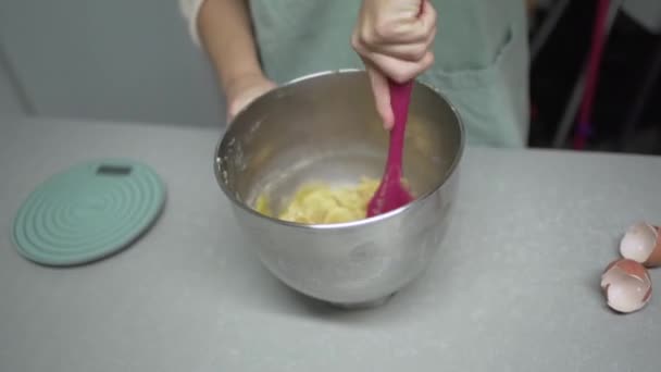 Cropped Unrecognizable Perempuan Confectioner Pencampuran Bahan Dalam Mangkuk Dengan Spatula — Stok Video