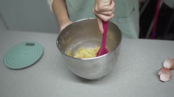 Cultivé Confiseur Féminin Méconnaissable Mélangeant Les Ingrédients Dans Bol Avec — Video