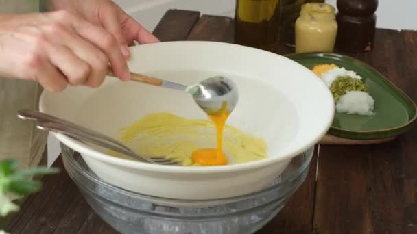 Alto Ángulo Chef Irreconocible Batiendo Mostaza Yema Huevo Mientras Cocina — Vídeo de stock