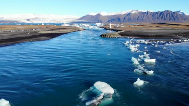 Panorama Alrededor Vista Aérea Las Rocas Nevadas Ubicadas Agua Mar — Vídeos de Stock