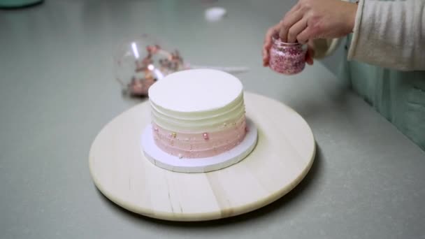 Crop Anonymous Female Confectioner Arranging Edible Pearls Cake Covered Cream — ストック動画