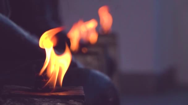 Uppvärmning Och Smältning Glas Brinnande Ugn — Stockvideo