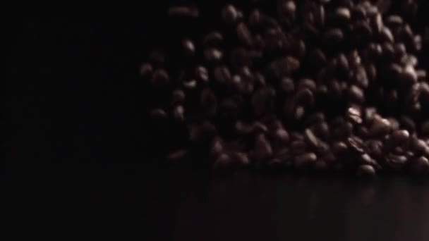 Pachnące Palone Ziarna Kawy Spadające Ciemne Tło Jako Pojęcie Składnika — Wideo stockowe