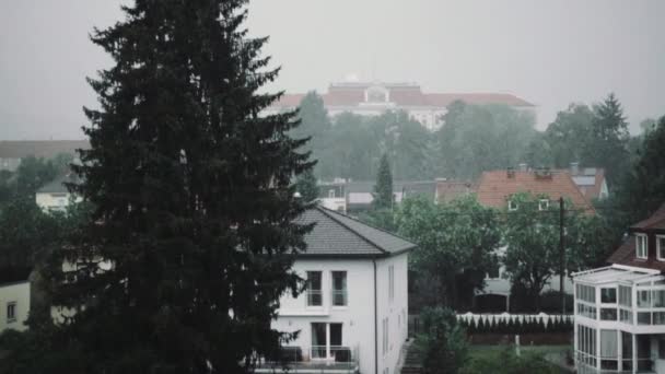 Regen Druppels Vallen Slow Motion Tegen Groene Bomen Cottage Huizen — Stockvideo