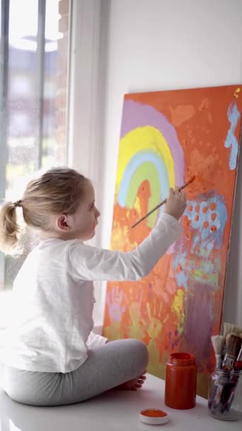 Creatief Blond Meisje Casual Kleding Zittend Vensterbank Tegen Raam Schilderij — Stockvideo
