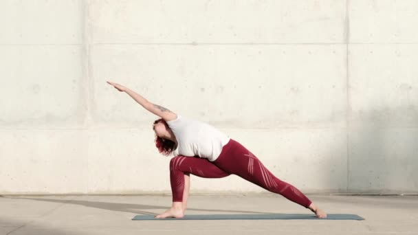 Mujer Haciendo Guerrero Dos Yoga Extendido Triángulo Pose Calle — Vídeos de Stock