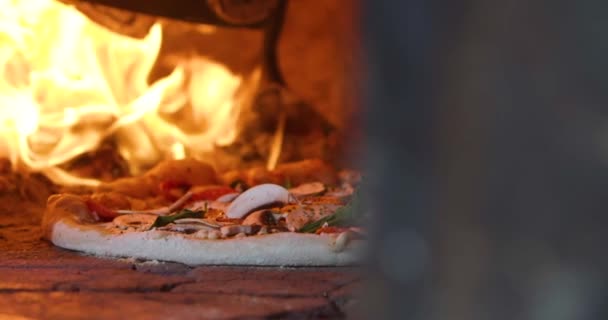 Närbild Slow Motion Skott Aptitretande Traditionell Italiensk Pizza Placeras Inne — Stockvideo