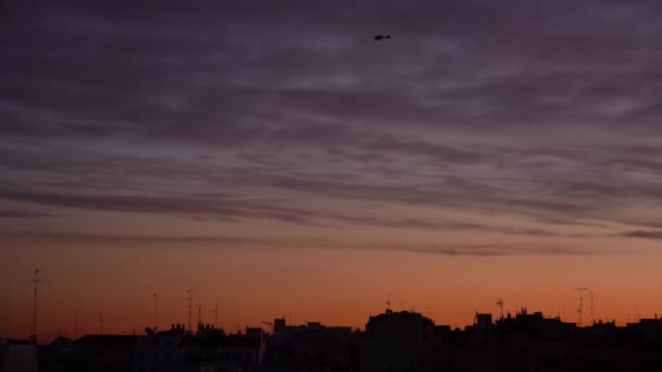 Afgelegen Uitzicht Helikopter Silhouet Achtergrond Van Levendige Zonsondergang Hemel Boven — Stockvideo