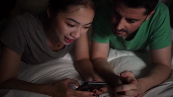 Jovem Mulher Asiática Usando Mídias Sociais Celular Enquanto Deitado Com — Vídeo de Stock