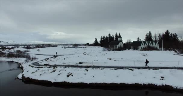 Мандрівник Йде Поблизу Замерзлої Річки — стокове відео