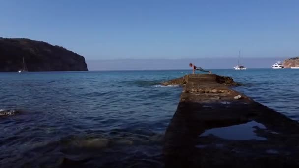 Сверху Спокойная Женщина Практикующая Йогу Бхуджангасане Каменном Пирсе Возле Моря — стоковое видео