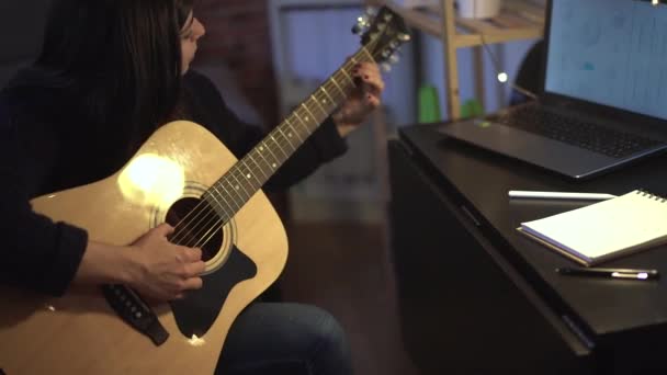 Πλευρική Άποψη Της Γυναικείας Ακουστικής Κιθάρας Ενώ Συνθέτει Μουσική Κοντά — Αρχείο Βίντεο