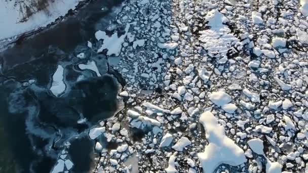 Flygfoto Över Frusen Flod Med Sprucken Nära Svåra Grova Glaciärer — Stockvideo