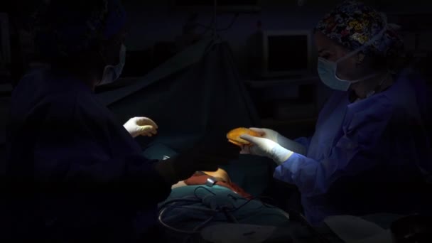 Zespół Chirurgii Upraw Dokonywanie Operacji Piersi Kobiety — Wideo stockowe