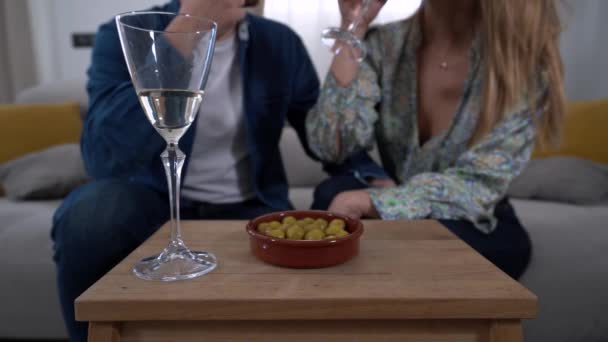Cultiver Couple Amoureux Méconnaissable Boire Vin Blanc Manger Des Olives — Video