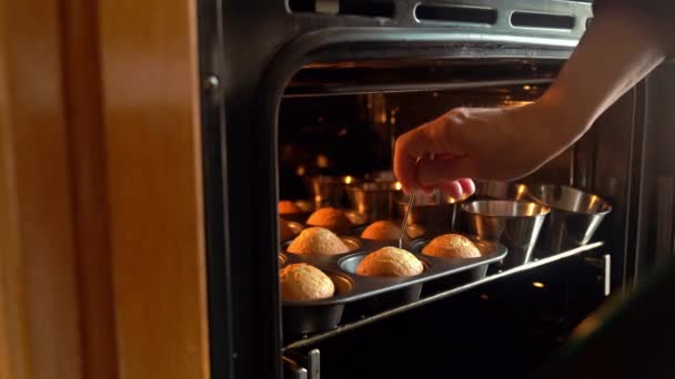 Cultive Confeiteiro Irreconhecível Verificando Massa Muffins Com Pau Metal Enquanto — Vídeo de Stock